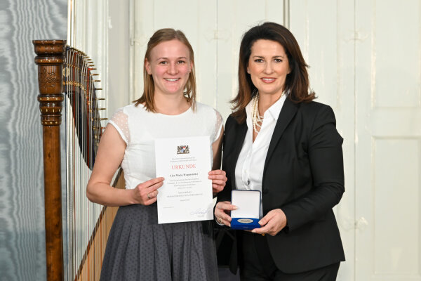 Staatsministerin Michaela Kaniber mit Lisa-Maria Wagenstetter, Rechtmehring