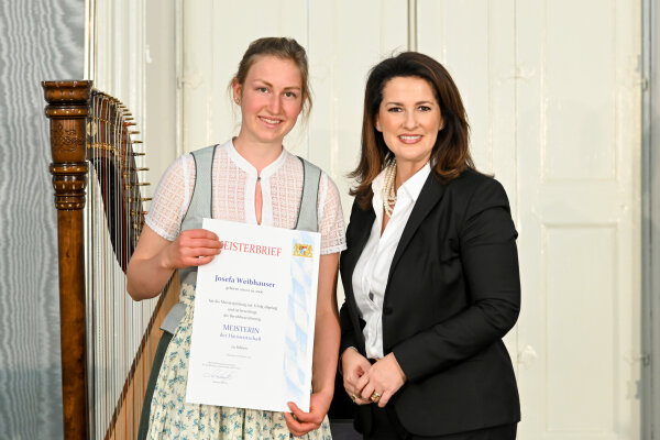 Staatsministerin Michaela Kaniber mit Josefa Weibhauser, Inzell