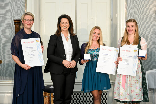 (v. l.) Petra Steinbrecher, Augsburg; Staatsministerin Michaela Kaniber; Nicole Mihatsch (Mp), Gersthofen; Theresa Gawronski (Mp), Bobingen