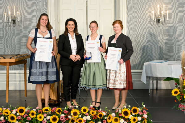 (v. l.) Andrea Roß, Mettenheim; Staatsministerin Michaela Kaniber; Magdalena Meier (Mp), Gars; Friedlinde Lohr, Mettenheim