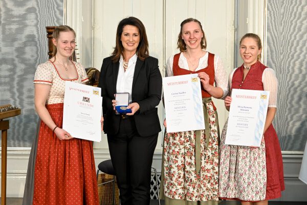 (v. l.) Theresa Wlasiuk (Mp), Dorfen; Staatsministerin Michaela Kaniber; Carina Stadler, Forstern; Silvia Ramona Altmann, Dorfen