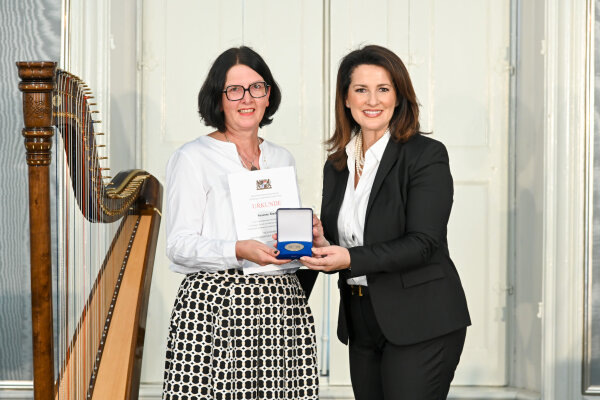Staatsministerin Michaela Kaniber mit Susanne Binder, Deuerling