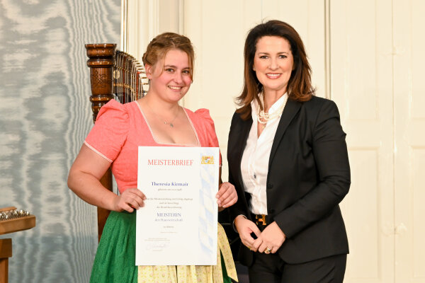 Staatsministerin Michaela Kaniber mit Theresia Kirmair, Dietramszell