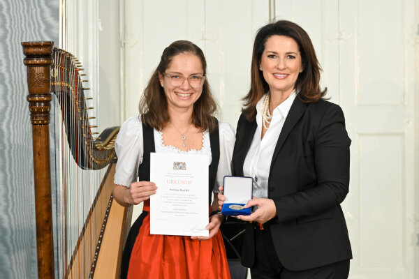 Staatsministerin Michaela Kaniber mit Stefanie Deniffel, Markt Rettenbach