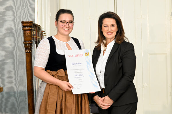 Staatsministerin Michaela Kaniber mit Maria Winner, Eching