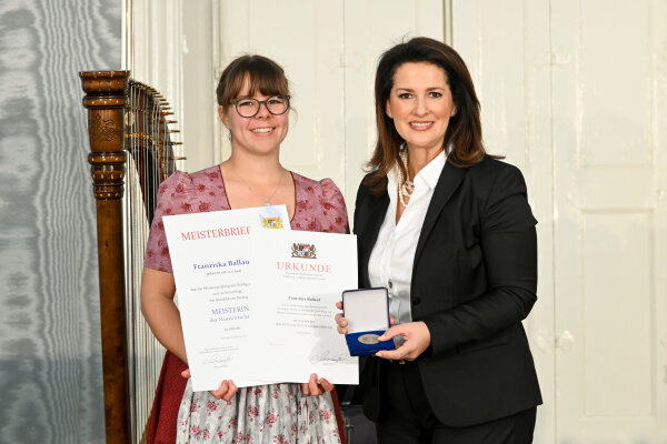 Staatsministerin Michaela Kaniber mit Franziska Ballauf (Mp), Hohenbrunn