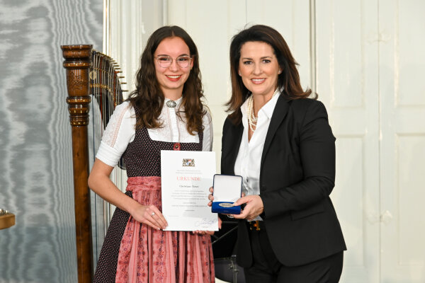 Staatsministerin Michaela Kaniber mit Christiane Tietze, Marklkofen