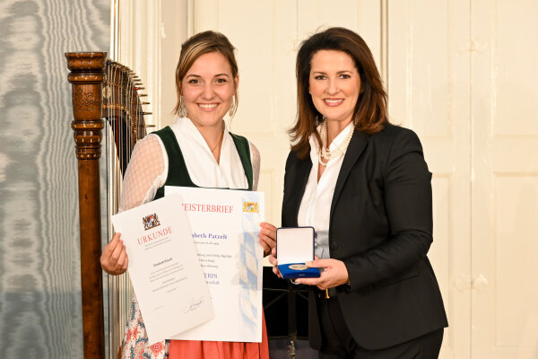 Staatsministerin Michaela Kaniber mit Elisabeth Patzelt (Mp), Schwabhausen