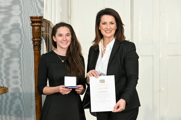 Staatsministerin Michaela Kaniber mit Anna Eggensberger, Marktoberdorf