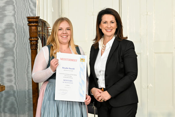 Staatsministerin Michaela Kaniber mit Rosalie Duschl, Moos