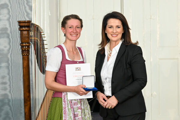 Staatsministerin Michaela Kaniber mit Juliane Glas, Regensburg