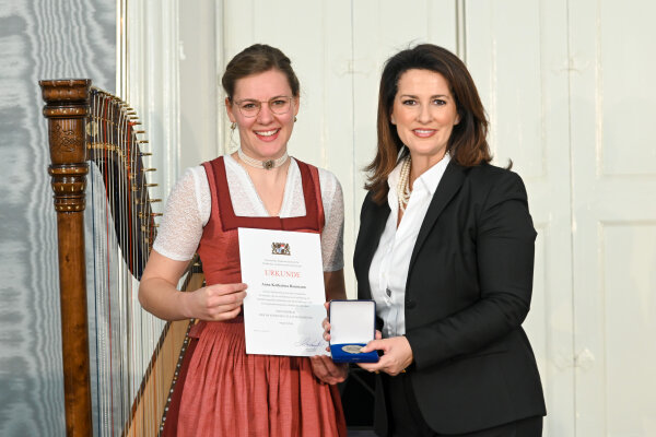 Staatsministerin Michaela Kaniber mit Anna Katharina Baumann, Bad Aibling