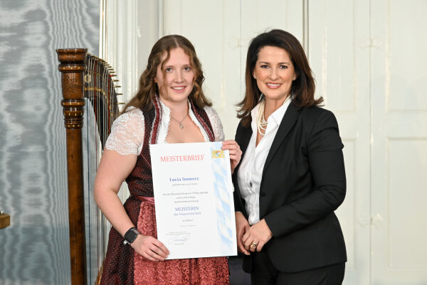 Staatsministerin Michaela Kaniber mit Lucia Immerz, Tussenhausen-Mattsies