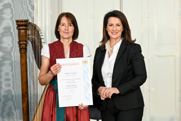 Staatsministerin Michaela Kaniber mit Sabine Vogel, Roggenburg