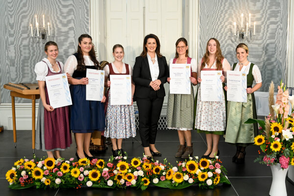 (v. l.) Elisabeth Posch, Schechen; Rosalie Margarita Huber, Prien a. Chiemsee; Christine Fritz, Neubeuern; Staatsministerin Michaela Kaniber; Anna-Hildegard Bachmeier, Rohrdorf;  Maria Hartl, Halfing; ; Elisabeth Maria Liegl, Söchtenau