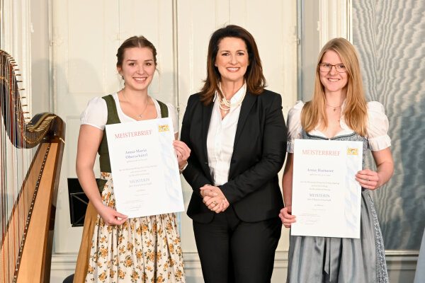 (v. l.) Anna-Maria Oberschätzl, Hohenlinden; Staatsministerin Michaela Kaniber; Anna Hutterer, Frauenneuharting