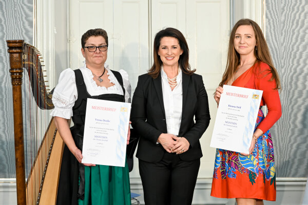 (v. l.) Vesna Doslic, Sonthofen; Staatsministerin Michaela Kaniber und Rimma Dell, Buchenberg