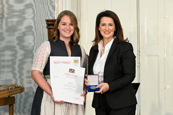 Staatsministerin Michaela Kaniber mit Anna Lang (Mp), Kirchendemenreuth