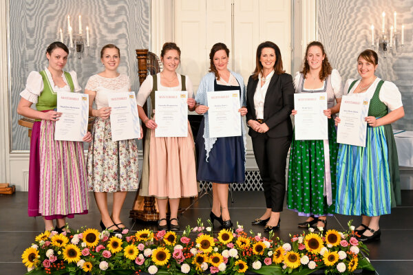 (v. l.) Magdalena Buchmann (Mp), Wielenbach; Veronika Orterer, Antdorf; Veronika Bergmeister (Mp), Eglfing;  Monika Breier, Huglfing; Staatsministerin Michaela Kaniber; Heidi Speer, Rottenbuch; Anna-Maria Zöbele, Wielenbach