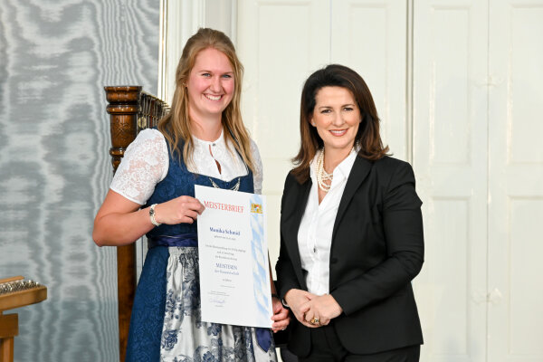 Staatsministerin Michaela Kaniber mit Monika Schmid, Kötz-Ebersbach