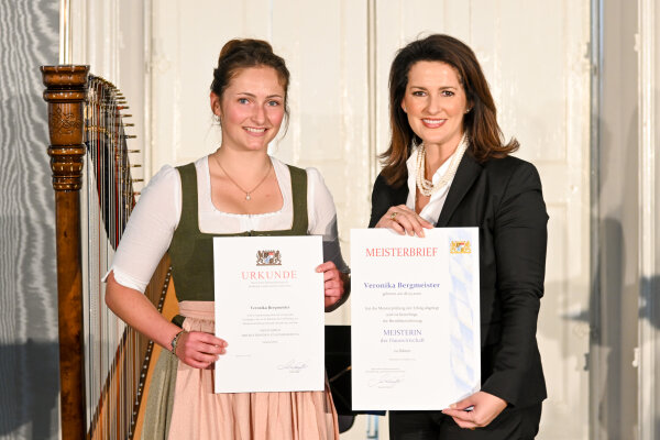 Staatsministerin Michaela Kaniber mit Veronika Bergmeister (Mp)