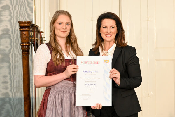 Staatsministerin Michaela Kaniber mit Katharina Plenk, Laufen