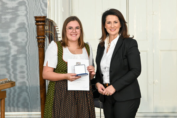 Staatsministerin Michaela Kaniber mit Christina Schmid, Bergendorf