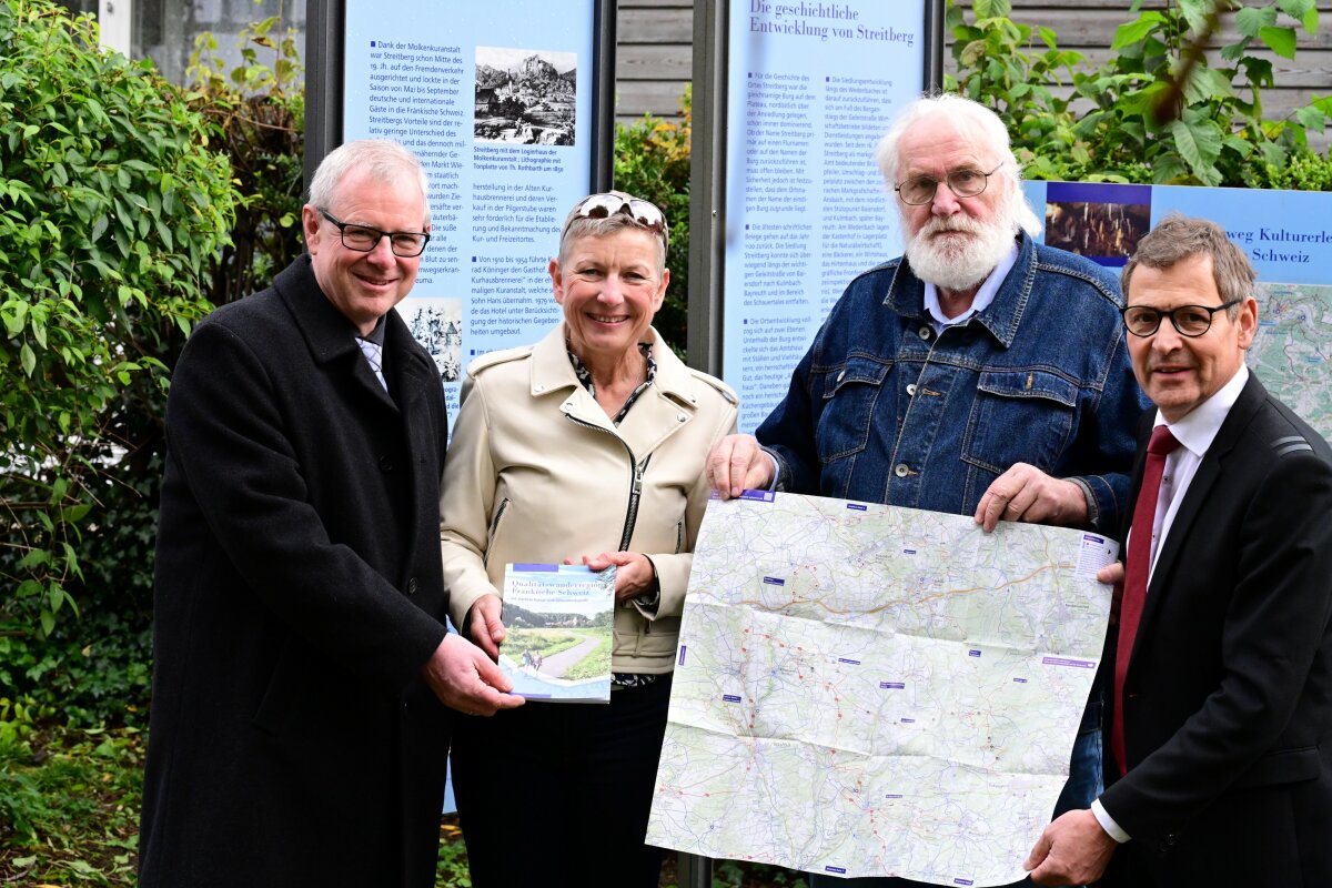 Gruppenbild mit Michael Hofmann (LEADER-Koordinator), Marion Rossa-Schuster (LAG Kulturerlebnis Fränkische Schweiz), Veit Pöhlmann (2. Bgm. des Marktes Thurnau), Klemens Angermann (LAG Kulmbacher Land)