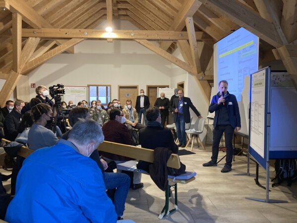 Innovationsanalyse und Gruppendiskussion während der InnoTour in Gustenfelden.