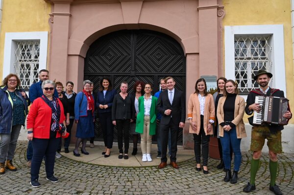 Ehrenamtliche Helfer, Museums-Führerinnen, LAG-Management und Staatsministerin Michaela Kaniber bei der Neueröffnung des Industriemuseums in Theuern