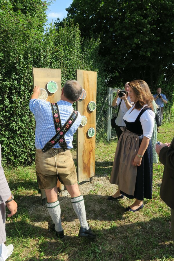 Ministerin Kaniber und Marcus Black vor einer Schautafel