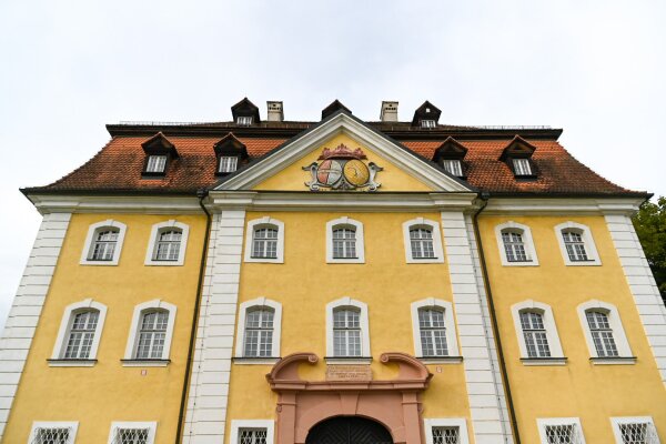 Blick von vorne auf das Gebäude.