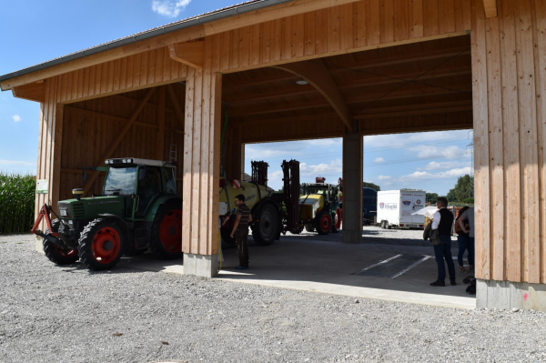 Traktor mit Pflanzenschutzspritze in einem Gebäude aus Holz 