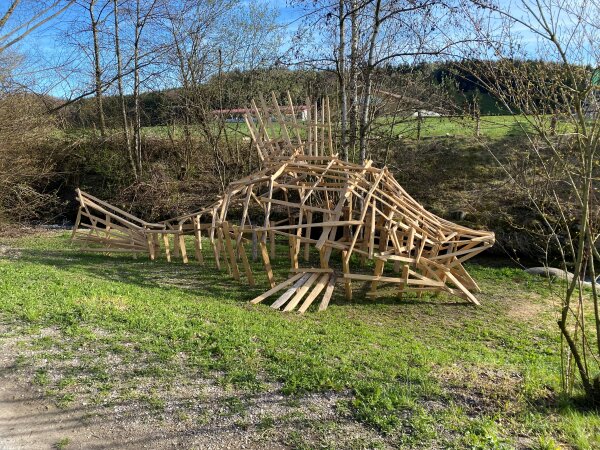 Holzgerüst in Form eines Fisches