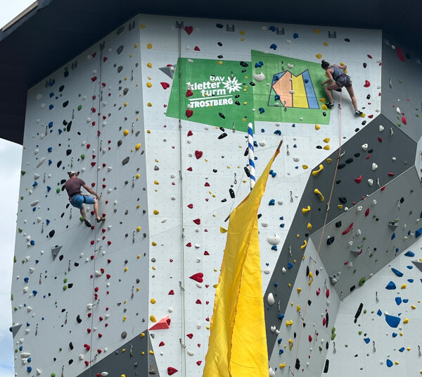 Kletterer auf dem Kletterturm DAV Trostberg