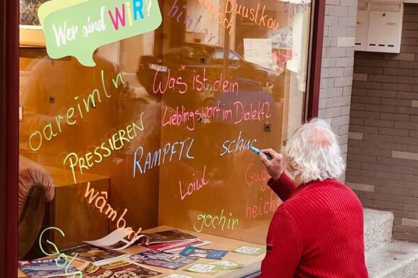 Mann schreibt ans Schaufenster