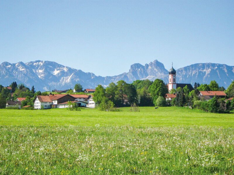 Dorf vor Gebirge