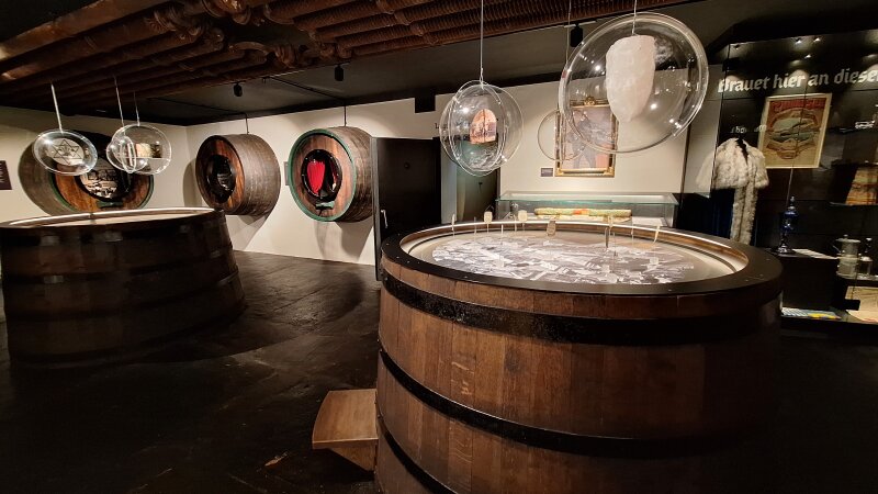 Blick in den Ausstellungsraum eines Brauereimuseums mit Ausstellungsstücken und Fotos