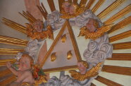 Altaraufsatz: Dreieck mit Strahlenkranz und Engeln