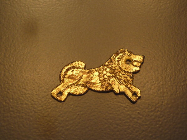 Goldener Löwe auf braunem Hintergrund
