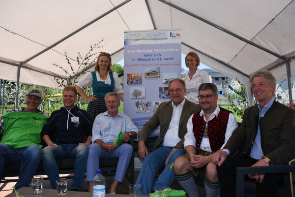 v.l. Bernhard Fleischmann (Moderator), Sebastian Wiesener (Projektleiter), Gwendolin Dettweiler (Ressortleiterin Raum- & Umweltplanung SWECO GmbH), Paul Breitner, Wolfgang Berthaler (Landrat), Eva Faltner (Stellv. Geschäftsleitung), Stefan Lederwascher (1. Bürgermeister), Felix Schwaller (1. Vorsitzender LAG Mangfalltal-Inntal)