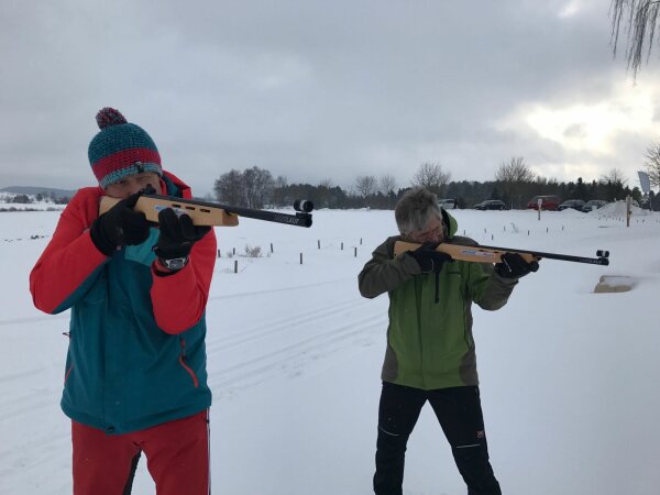 Zwei Biathleten mit Lasergewehren