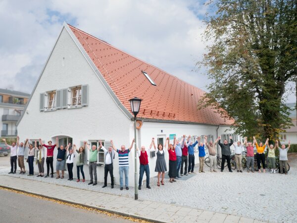 Gebäude von einer Menschenkette umschlossen