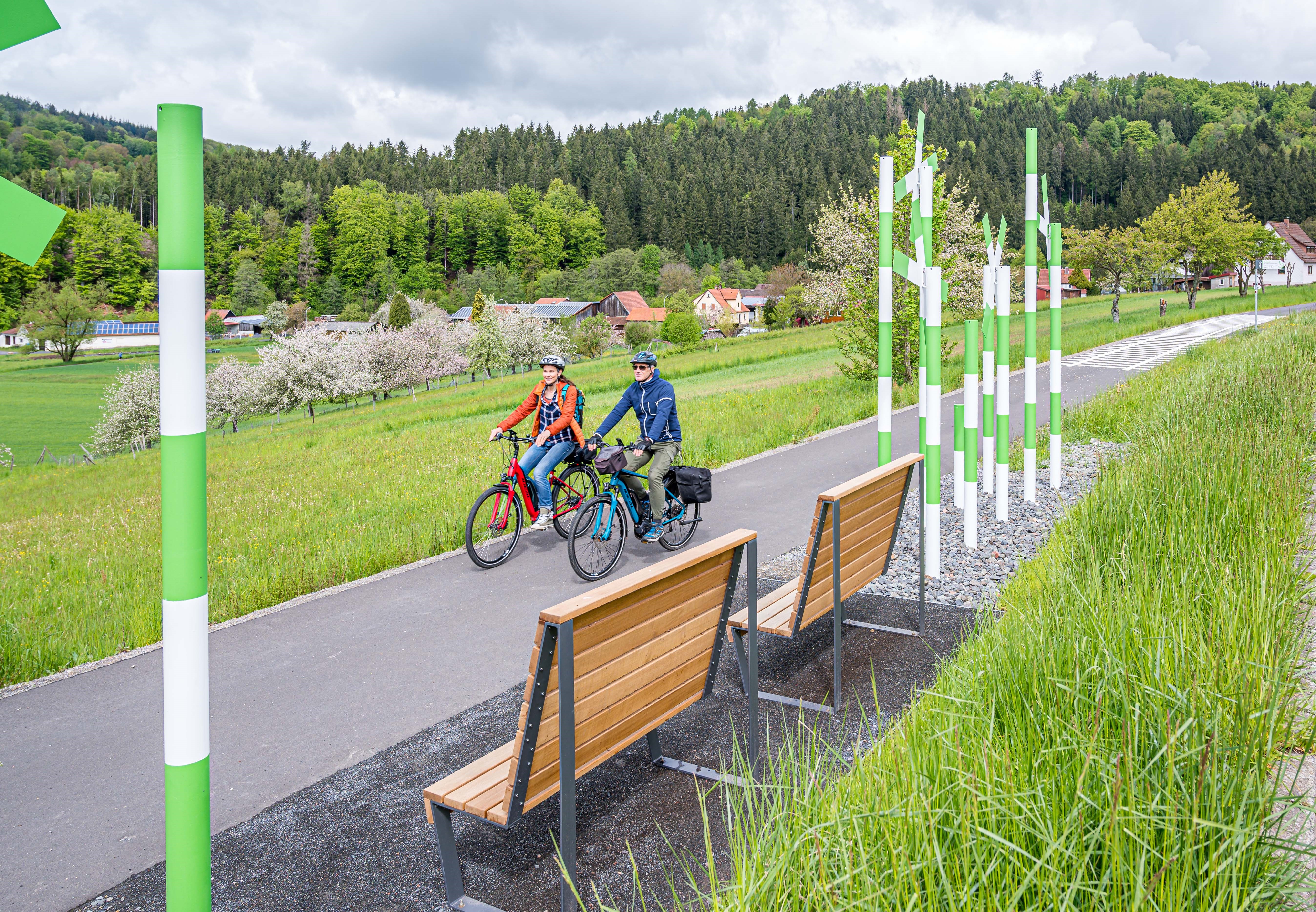 Radweg mit zwei Radfahrern