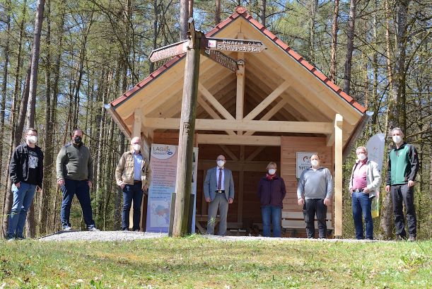 Gruppenbild vor der neuen Hütte am Zollberg mit den Projektpartnern 