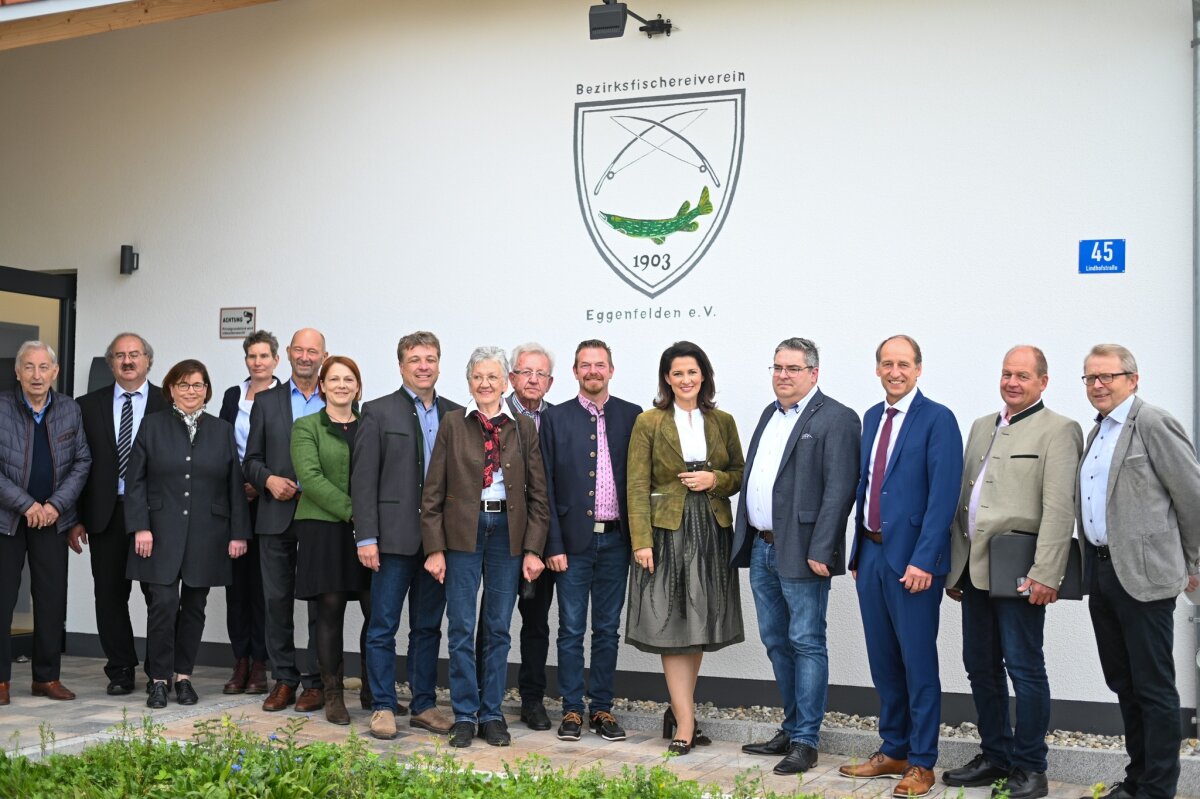 Gruppenbild vor dem Gebäude des Fischereikompetenzzentrums 