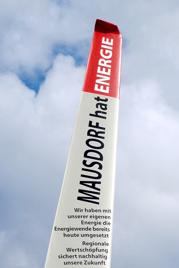 Säule mit der plakativen Aufschrift „Mausdorf hat Energie“ mit Informationen zu den Energiemaßnahmen