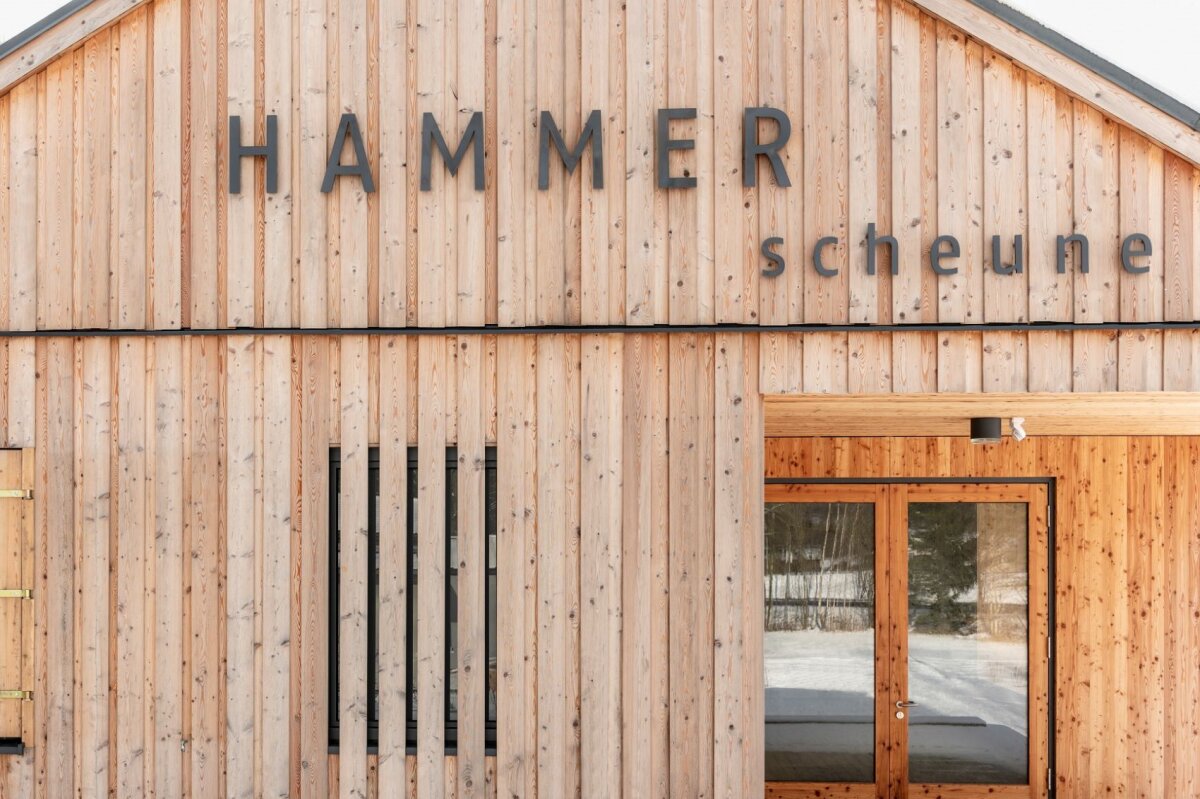 Holzbretter verkleiden die Fassade der Hammerscheune.