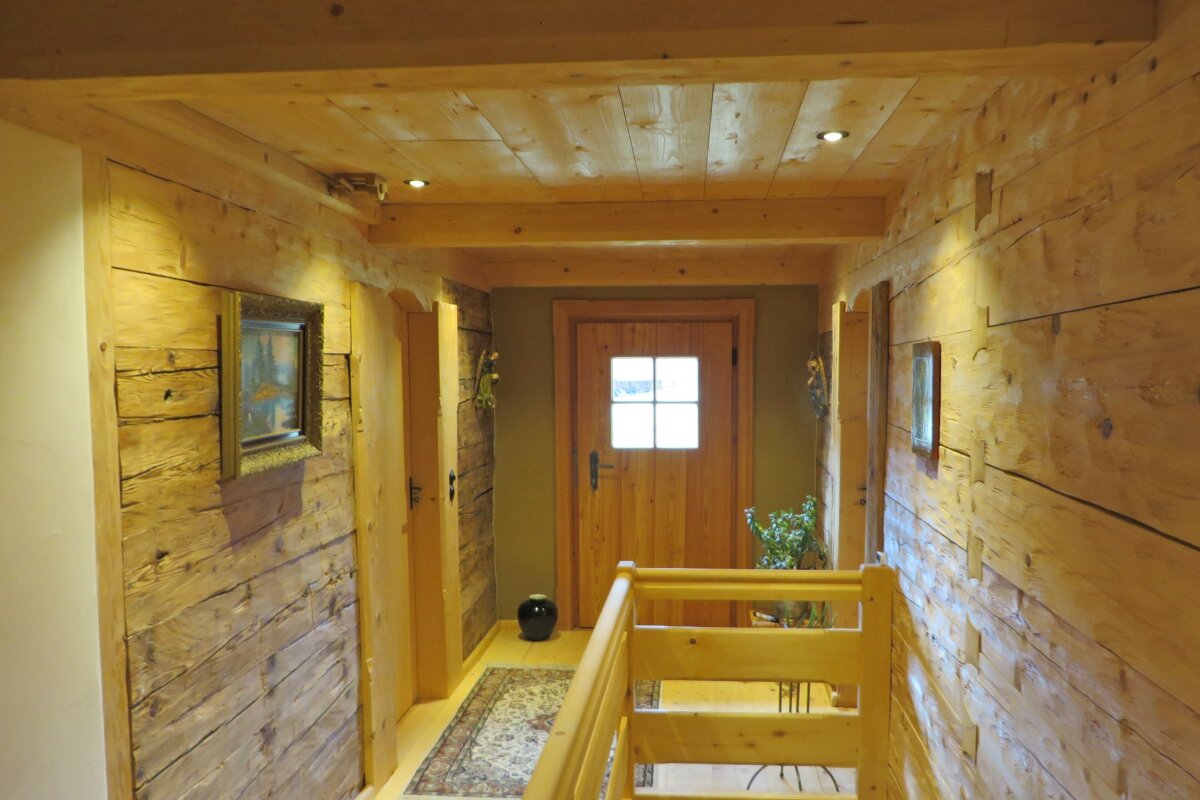 Der Innenraum wurde mit hochwertigen Holz ausgestattet.