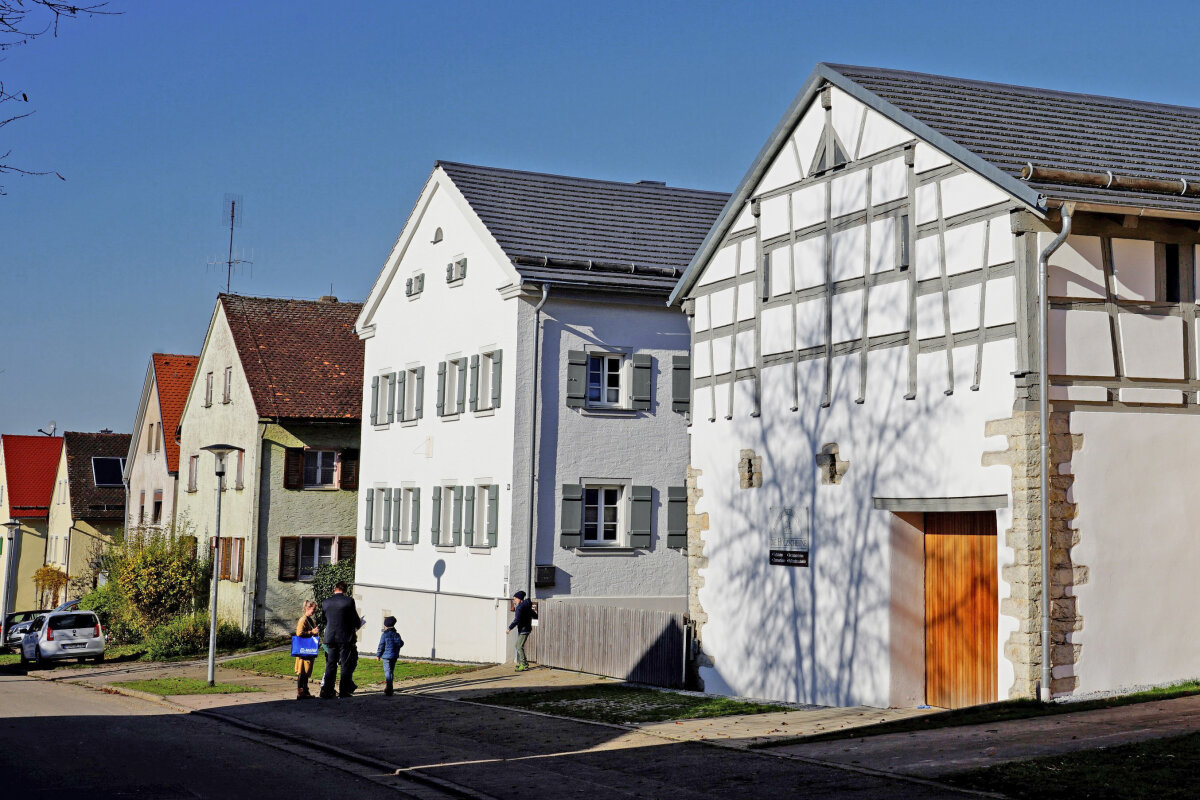 Die Vorderansicht der sanierten Hofanlage gliedert sich inmitten eines mittelfränkischen Dorfes ein.